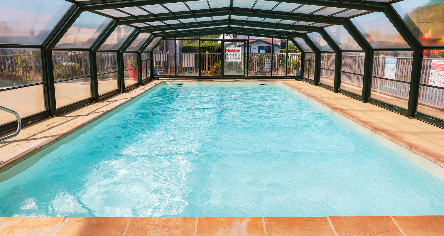 camping vertes feuilles piscine couverte